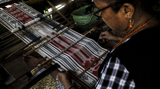 Menengok Pembuatan Kain Tenun Sumba di Desa Adat Prailiu