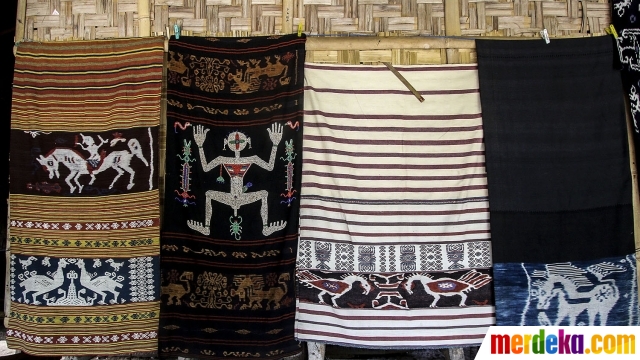 Foto Menengok Pembuatan Kain Tenun Sumba Di Desa Adat Prailiu Merdeka Com