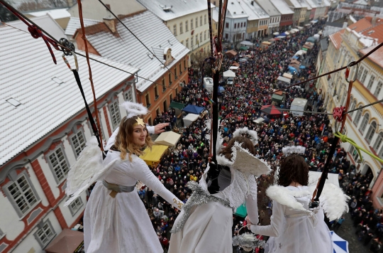 Saat Tiga Peri Sapa Pengunjung Pasar Natal di Republik Ceko