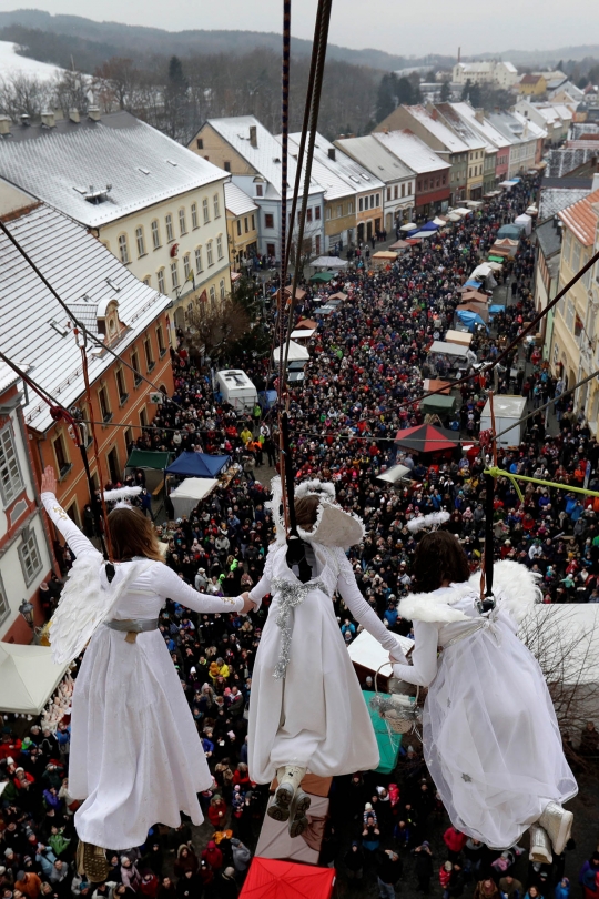 Saat Tiga Peri Sapa Pengunjung Pasar Natal di Republik Ceko