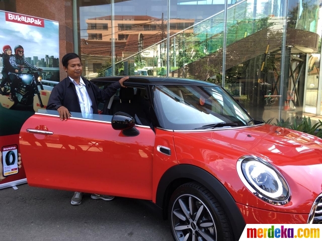 Foto Kegembiraan Dedi Saat Jemput Mini Cooper Seharga Rp 