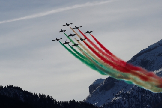 Aksi Memukau Pesawat Akrobatik The Frecce Tricolori di Kejuaraan Ski Dunia