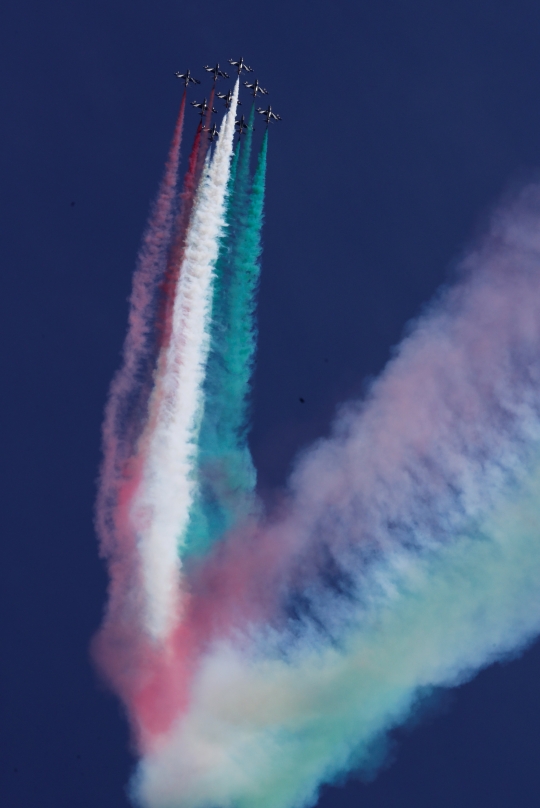 Aksi Memukau Pesawat Akrobatik The Frecce Tricolori di Kejuaraan Ski Dunia