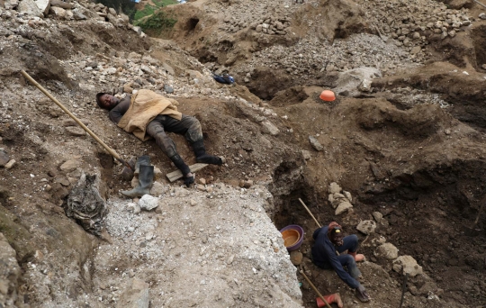 Potret Penambang Kongo Bertahan Hidup Demi Mencari Bahan Baku Baterai