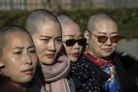 Protes Suami Ditahan, Para Istri di China Cukur Botak Rambutnya