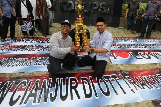 Bupati Irvan Rivano Muchtar Ditangkap, Masyarakat Cianjur Bawa Piala untuk KPK
