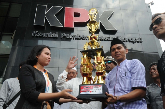 Bupati Irvan Rivano Muchtar Ditangkap, Masyarakat Cianjur Bawa Piala untuk KPK