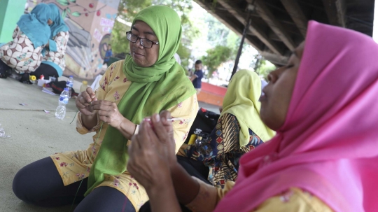 RPTRA Pademangan Timur Jadi Tempat Ibu-Ibu PKK Belajar Merajut