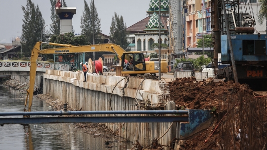 Musim Hujan, Pembangunan Turap Kali Sunter Terus Dikebut