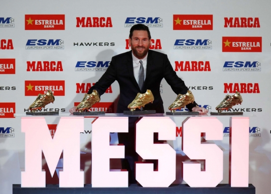 Gaya Messi Saat Pamer Lima Sepatu Emasnya