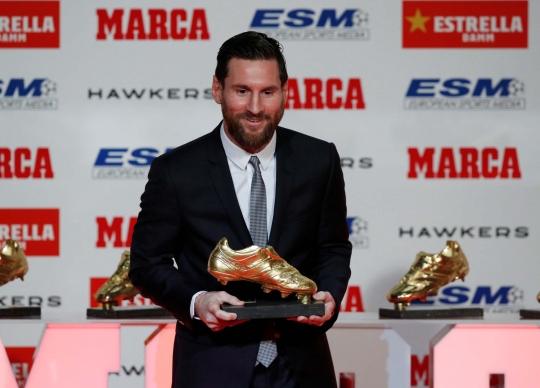 Gaya Messi Saat Pamer Lima Sepatu Emasnya