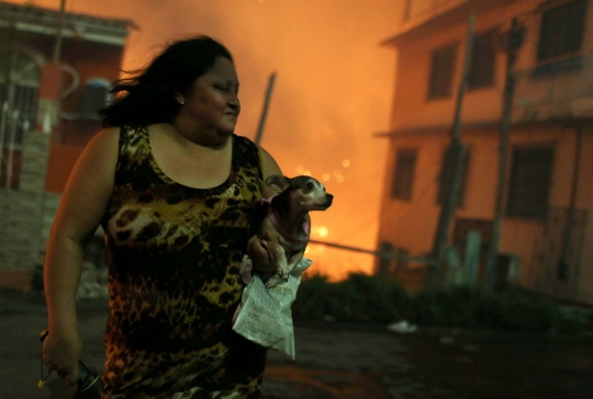 Saat Amukan Api Lahap Habis 600 Rumah di Brasil