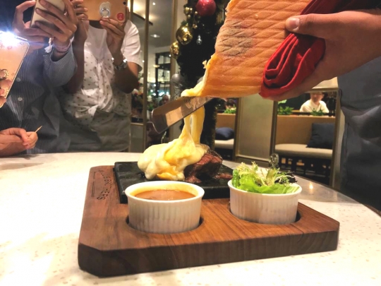 Memperkenalkan Steak Premium dengan Keju Leleh di Mall of Indonesia