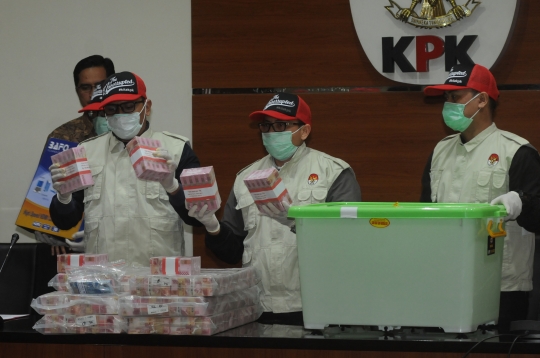 Ini Tumpukan Uang Hasil OTT KPK Terhadap Pejabat Kemenpora