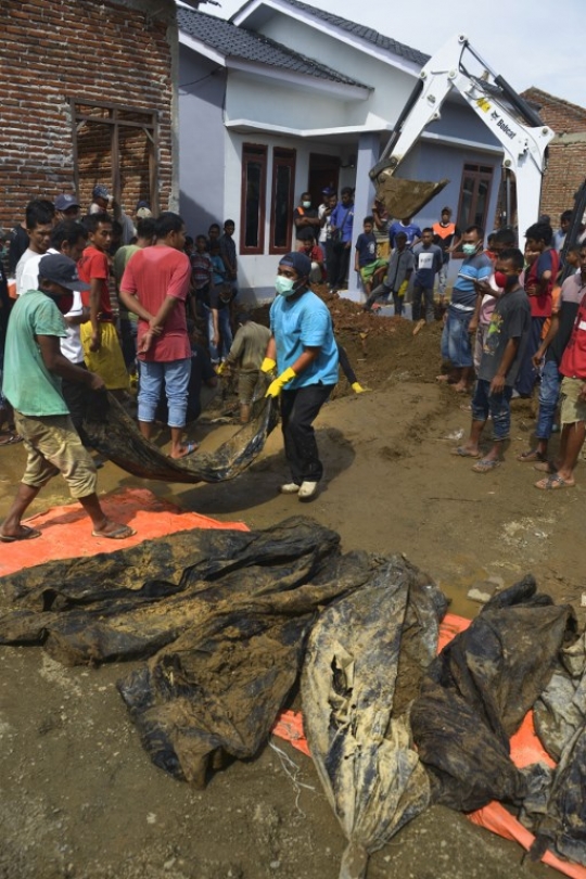 Penemuan Puluhan Jenazah Korban Tsunami Aceh di Galian Septic Tank