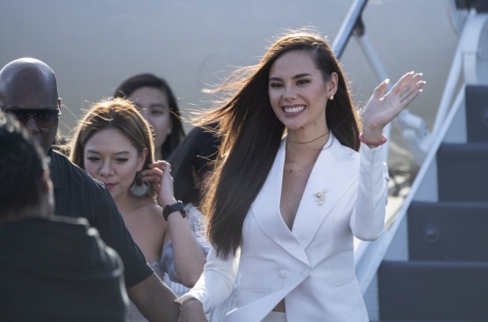Senyuman Menawan Miss Universe 2018 Saat Tiba di Kampung Halamannya