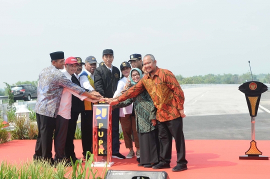 Bergaya Kasual, Jokowi Resmikan 4 Ruas Tol Jawa Timur