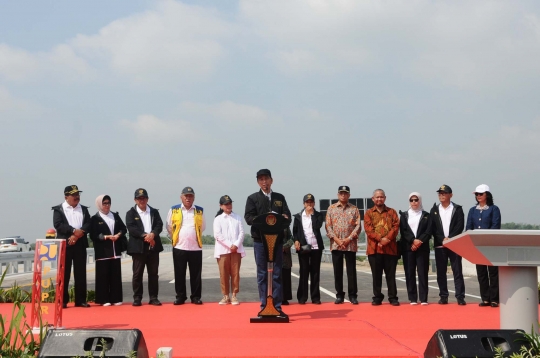 Bergaya Kasual, Jokowi Resmikan 4 Ruas Tol Jawa Timur