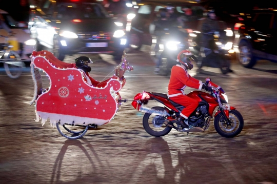 Sambut Natal, Geng Motor Berkostum Santa Claus Keliling Paris