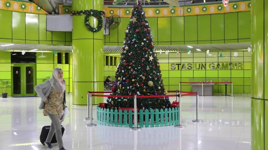 Jelang Akhir Tahun, Dekorasi Natal dan Tahun Baru Hiasi Stasiun Gambir