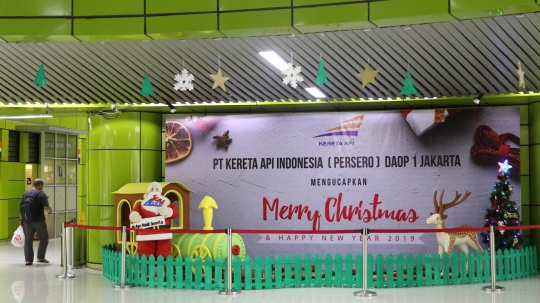 Jelang Akhir Tahun, Dekorasi Natal dan Tahun Baru Hiasi Stasiun Gambir