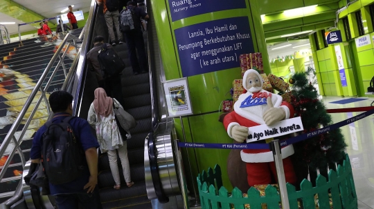 Jelang Akhir Tahun, Dekorasi Natal dan Tahun Baru Hiasi Stasiun Gambir