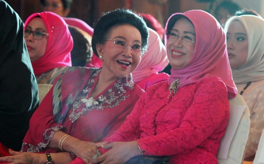 Di Hari Ibu, Ibunda Jokowi Mendapat Penghargaan Perempuan Tangguh