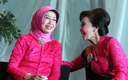 Di Hari Ibu, Ibunda Jokowi Mendapat Penghargaan Perempuan Tangguh