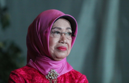 Di Hari Ibu, Ibunda Jokowi Mendapat Penghargaan Perempuan Tangguh