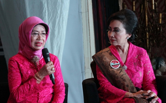 Di Hari Ibu, Ibunda Jokowi Mendapat Penghargaan Perempuan Tangguh