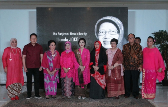 Di Hari Ibu, Ibunda Jokowi Mendapat Penghargaan Perempuan Tangguh