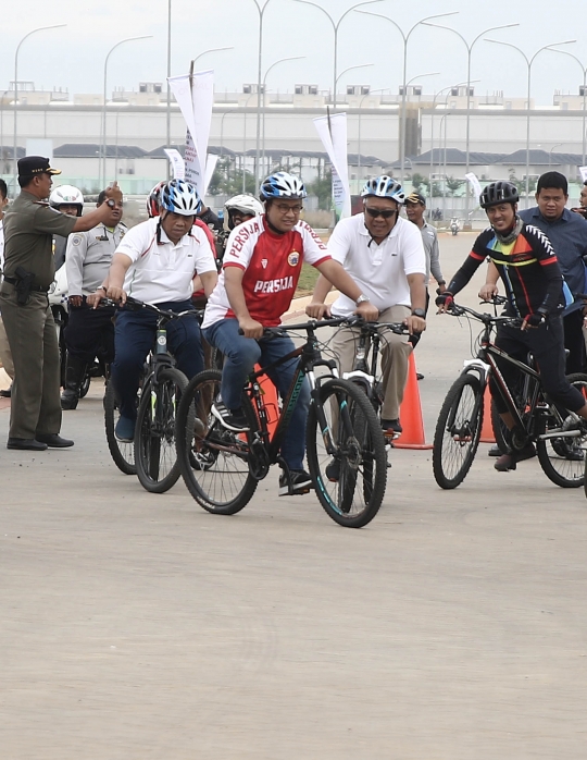 Usai Peletakan Batu Pertama, Anies Baswedan Bersepeda Santai di Pantai Maju