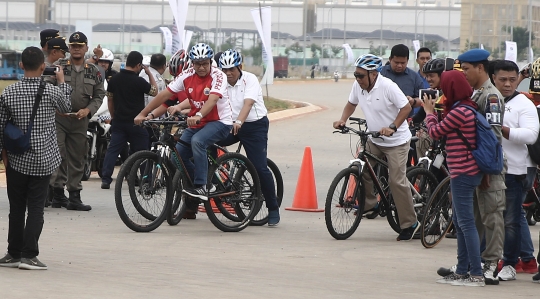 Usai Peletakan Batu Pertama, Anies Baswedan Bersepeda Santai di Pantai Maju