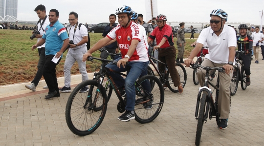 Usai Peletakan Batu Pertama, Anies Baswedan Bersepeda Santai di Pantai Maju