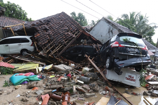 Tsunami Banten Hancurkan Puluhan Rumah dan Mobil di Kawasan Anyer