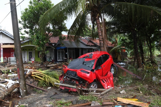 Tsunami Banten Hancurkan Puluhan Rumah dan Mobil di Kawasan Anyer