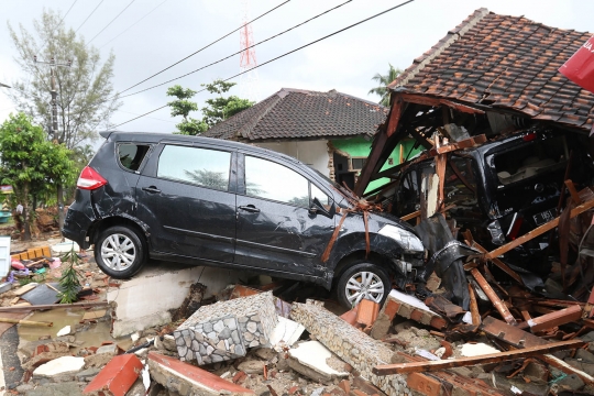 Tsunami Banten Hancurkan Puluhan Rumah dan Mobil di Kawasan Anyer