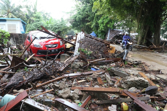 Tsunami Banten Hancurkan Puluhan Rumah dan Mobil di Kawasan Anyer