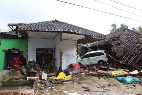 Tsunami Banten Hancurkan Puluhan Rumah dan Mobil di Kawasan Anyer