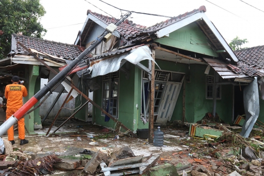 Tsunami Banten Hancurkan Puluhan Rumah dan Mobil di Kawasan Anyer