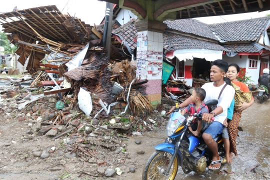 Tsunami Banten Hancurkan Puluhan Rumah dan Mobil di Kawasan Anyer