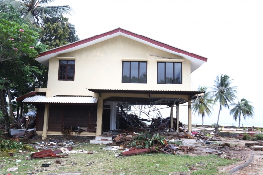 Ratusan Penginapan di Pantai Carita Hancur Terkena Tsunami Banten