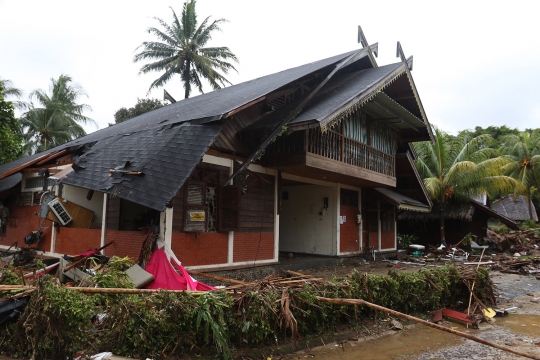 Ratusan Penginapan di Pantai Carita Hancur Terkena Tsunami Banten