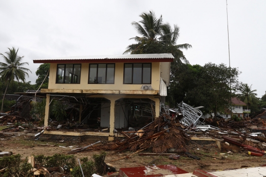 Ratusan Penginapan di Pantai Carita Hancur Terkena Tsunami Banten