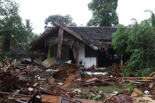 Ratusan Penginapan di Pantai Carita Hancur Terkena Tsunami Banten