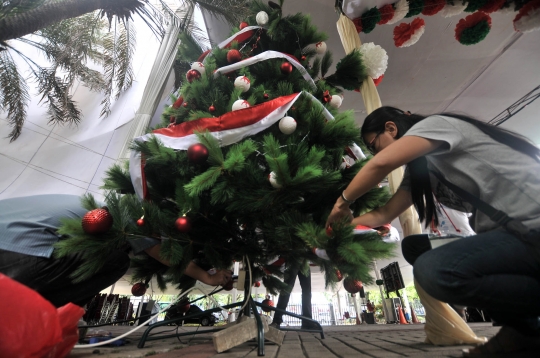 Persiapan Gereja Katedral Jelang Natal