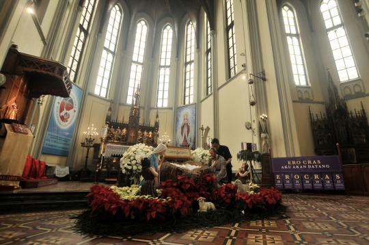 Persiapan Gereja Katedral Jelang Natal