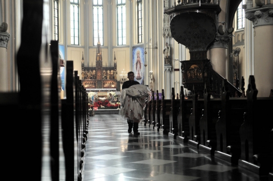 Persiapan Gereja Katedral Jelang Natal