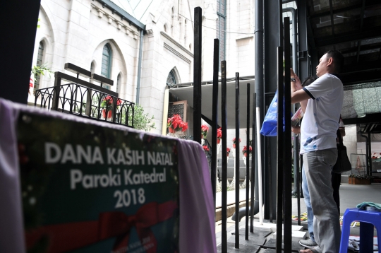 Persiapan Gereja Katedral Jelang Natal