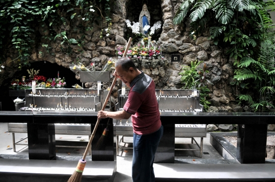 Persiapan Gereja Katedral Jelang Natal